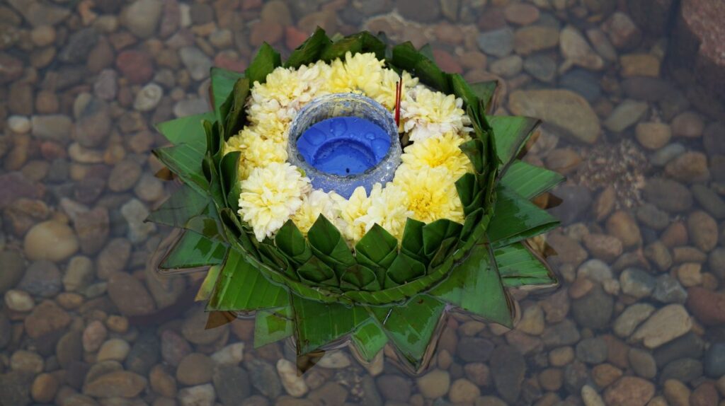 バナナの葉と花で作ったロイクラトンの灯籠(クラトン)