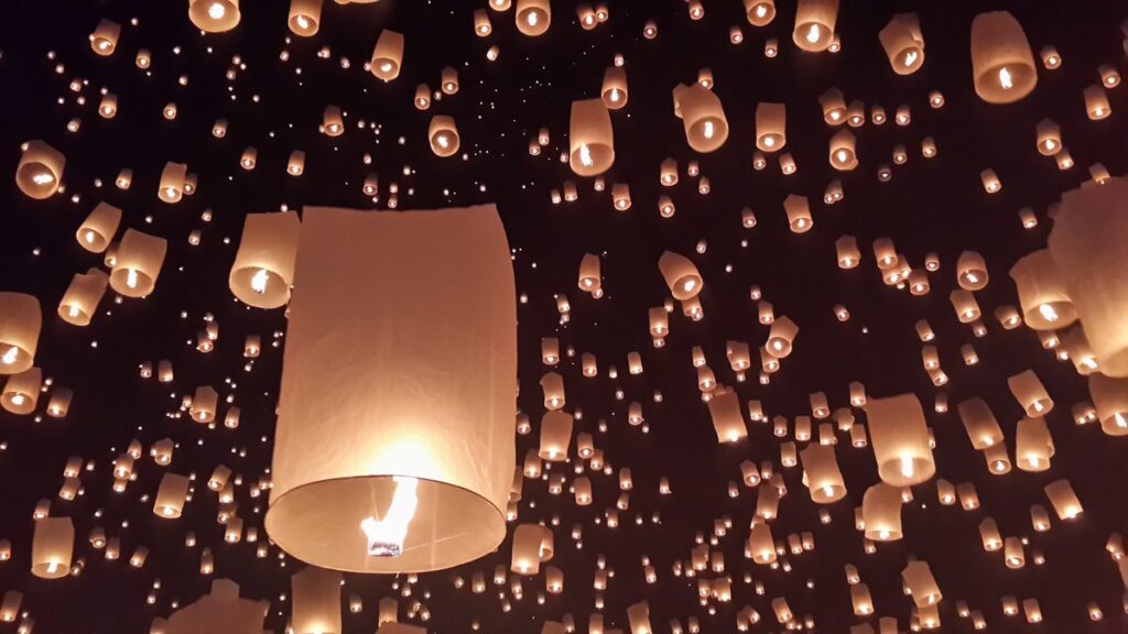 チェンマイのイーペン祭りで夜空に上がるコムローイ(ランタン)